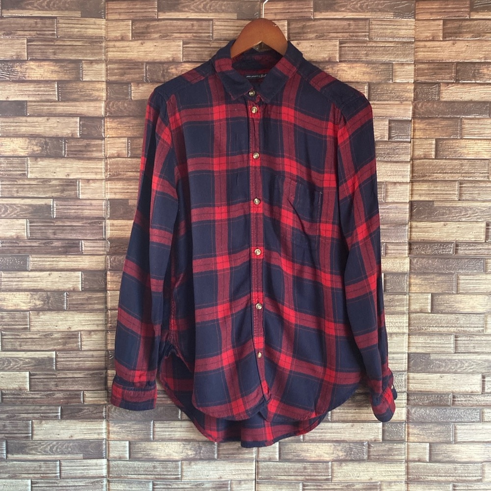 Womens EUC American Eagle Boyfriend Fit Medium Super Soft Red/Blue Button Down